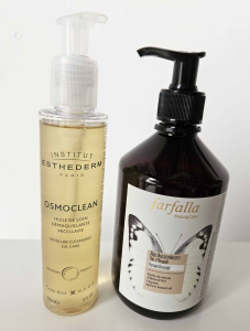 Deux produits sont présentés sur l’image. Le premier est une huile de soin micellaire démaquillante qui permet de nettoyer parfaitement la peau avant de commencer le soin Kobido. Le deuxième produit est une huile de noyau d’abricot bio de grande qualité. Cette huile est utilisée pour le massage du visage.